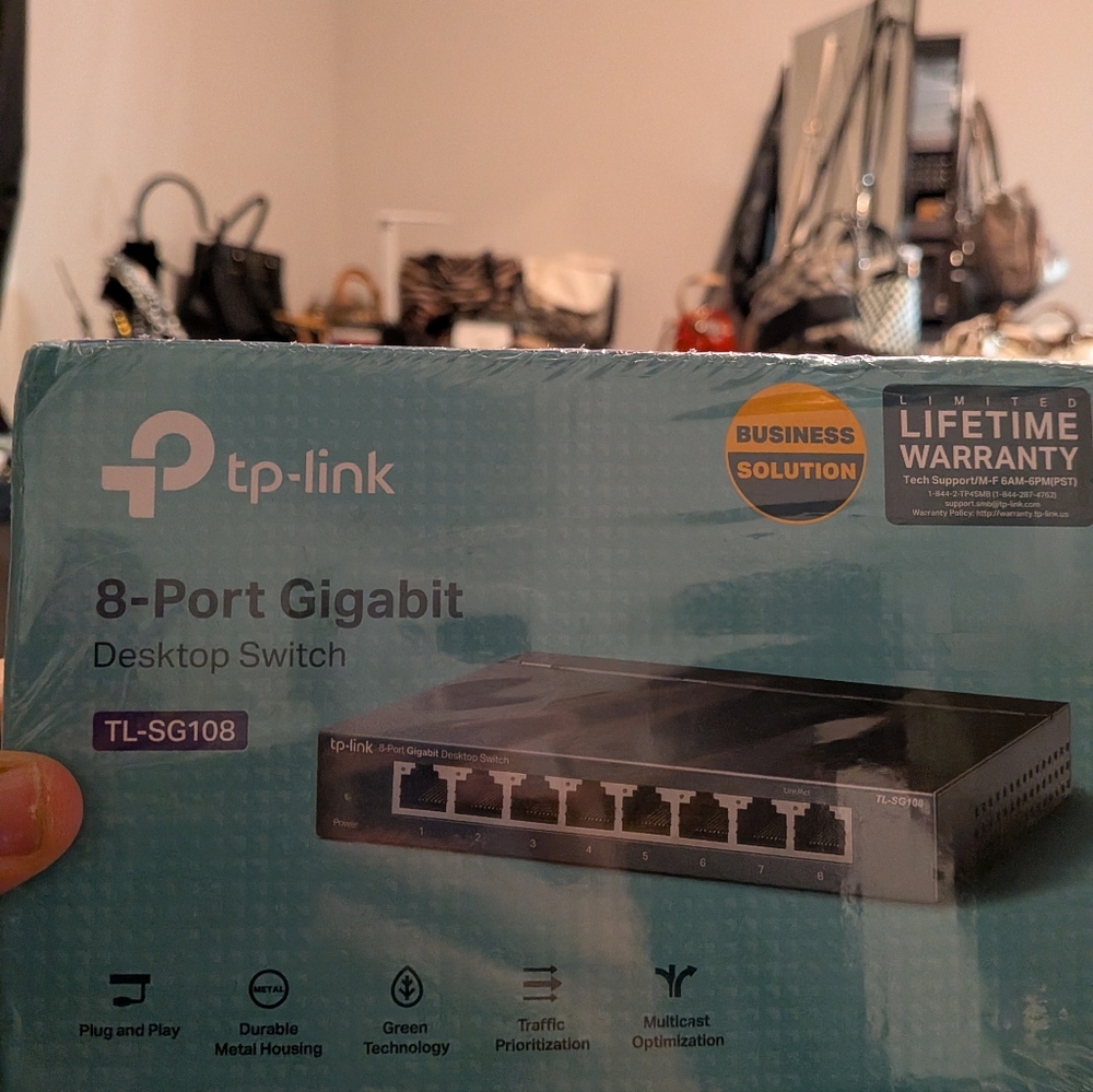 TP-Link 8-Port‎ Gigabit Desktop Switch - Black and Blue